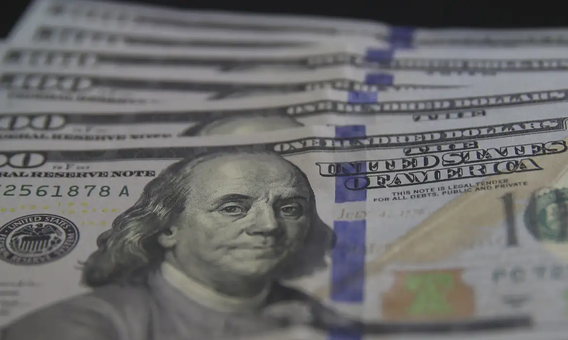 dólar comercial fechou a sessão desta quinta-feira (30) cotado a R$ 4,952, em queda de R$ 0,049 (-0,99%)