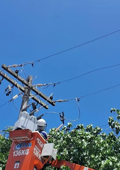 As ligações irregulares podem causar curtos-circuitos e sobrecargas na rede, além de provocar interrupções no fornecimento de energia