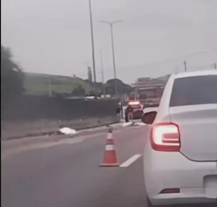 Vídeo foi gravado por motoristas que trafegavam pela via após o acidente