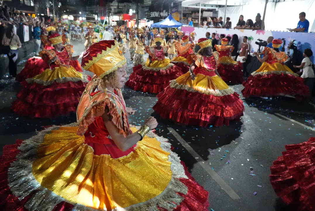 Cerca de 20 mil pessoas estiveram na passarela de desfiles montada no Centro de São Gonçalo na segunda noite de desfiles
