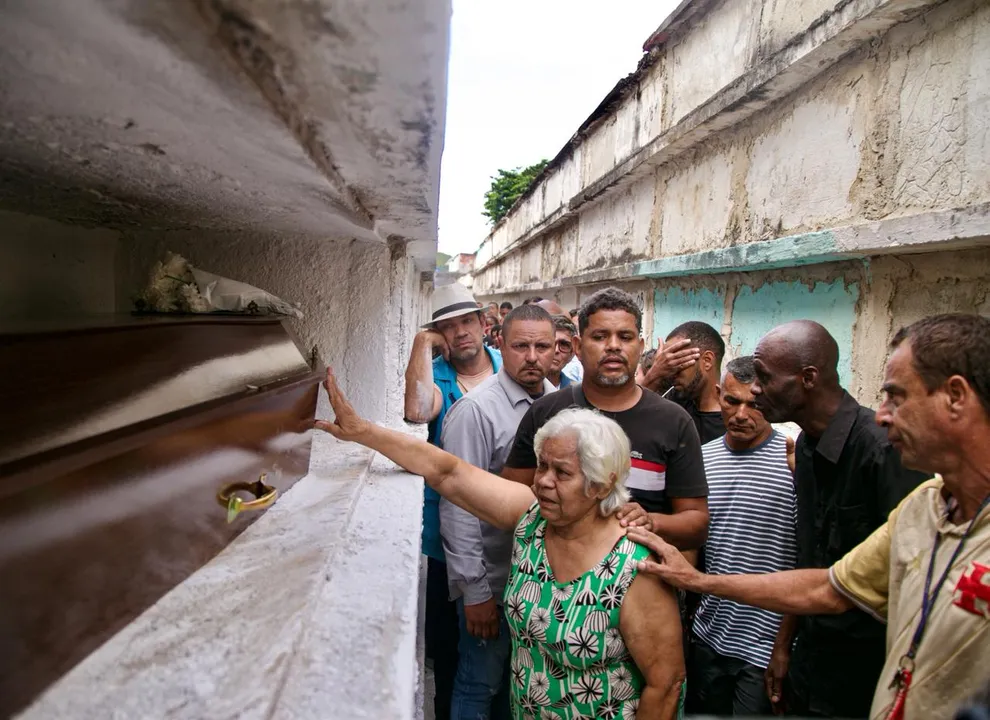 A mãe de Marcelo, Dona Maria, se despedindo do filho