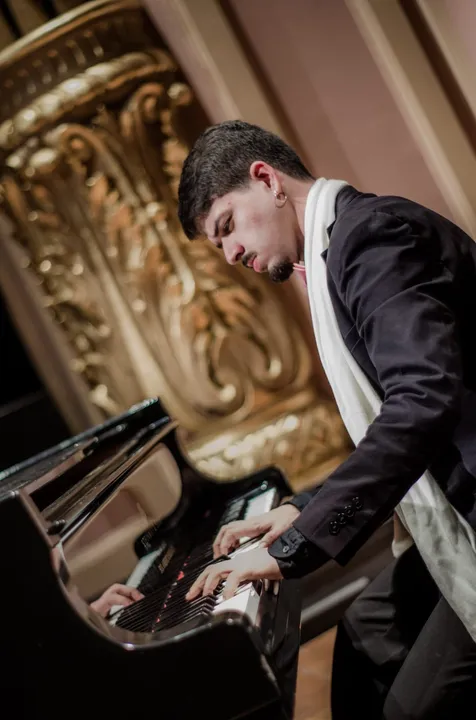 O pianista Felipe Naim apresenta o espetáculo “Expressões Ibéricas” nesta quarta (13)