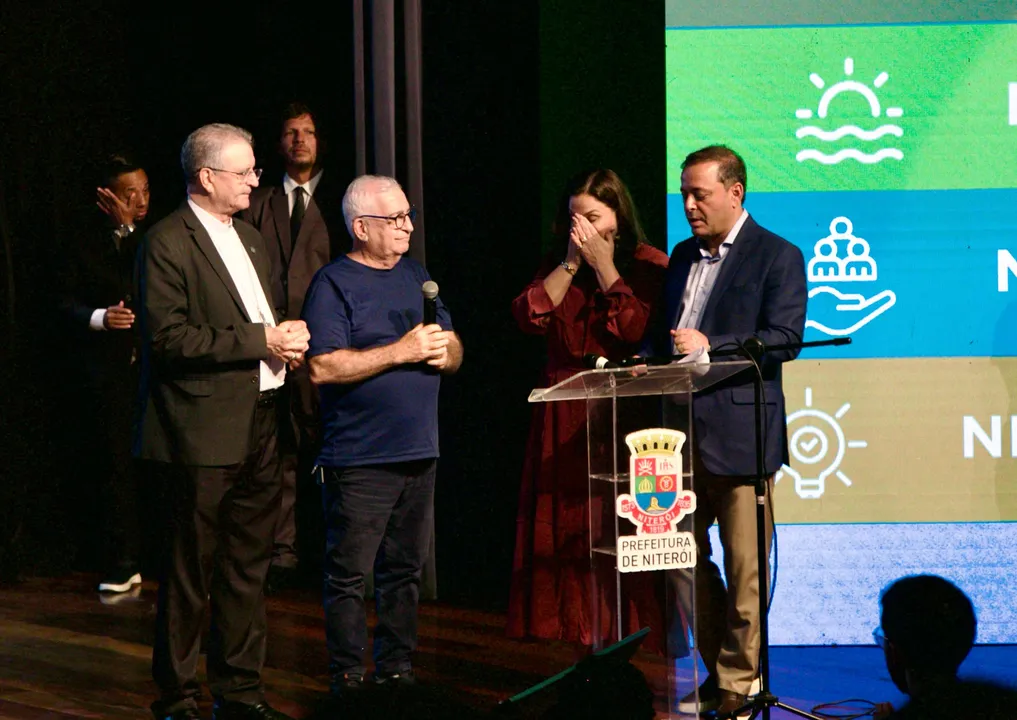 Muito emocionados, Rodrigo Neves e sua esposa, Fernanda Neves, chamaram líderes religiosos para realizarem orações