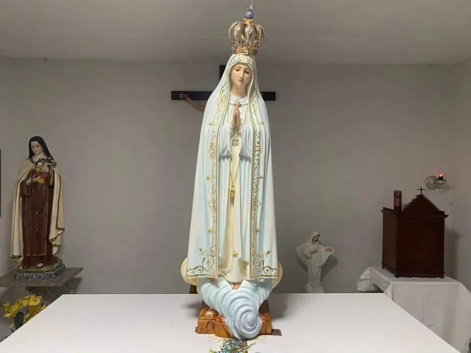 Nossa Senhora de Fátima, teve aparições registradas seis vezes em Fátima, Portugal, em 1917
