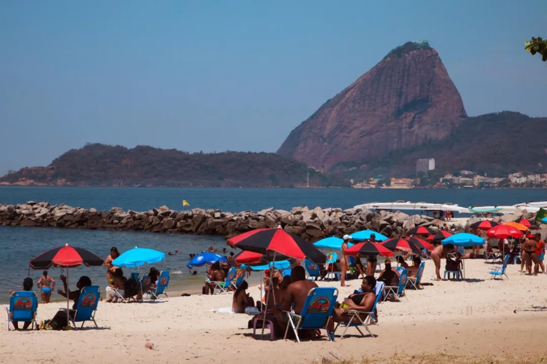 O Inea alerta que o banho de mar deve ser evitado nas 24 horas após a ocorrência de chuvas e próximo à saída de galeria de águas pluviais ou canais de drenagem