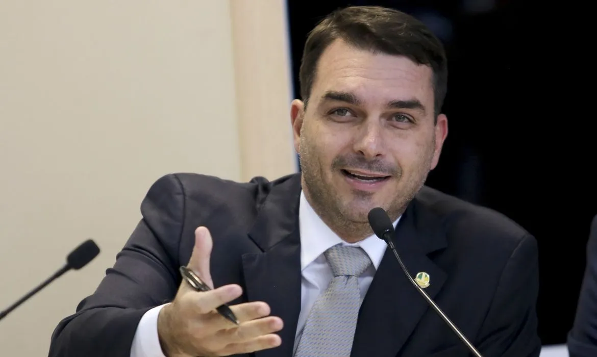 Flávio Bolsonaro teria pedido dinheiro ao Vorcaro para financiar o filme sobre o pai