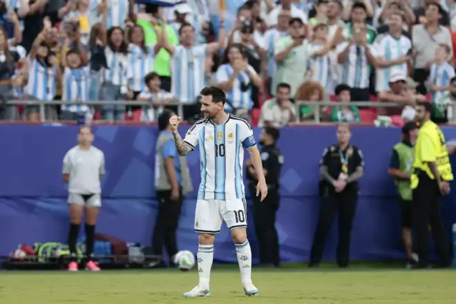 Sob o comando de Lionel Messi, a atual campeã Argentina entra em campo em busca da classificação para a próxima fase