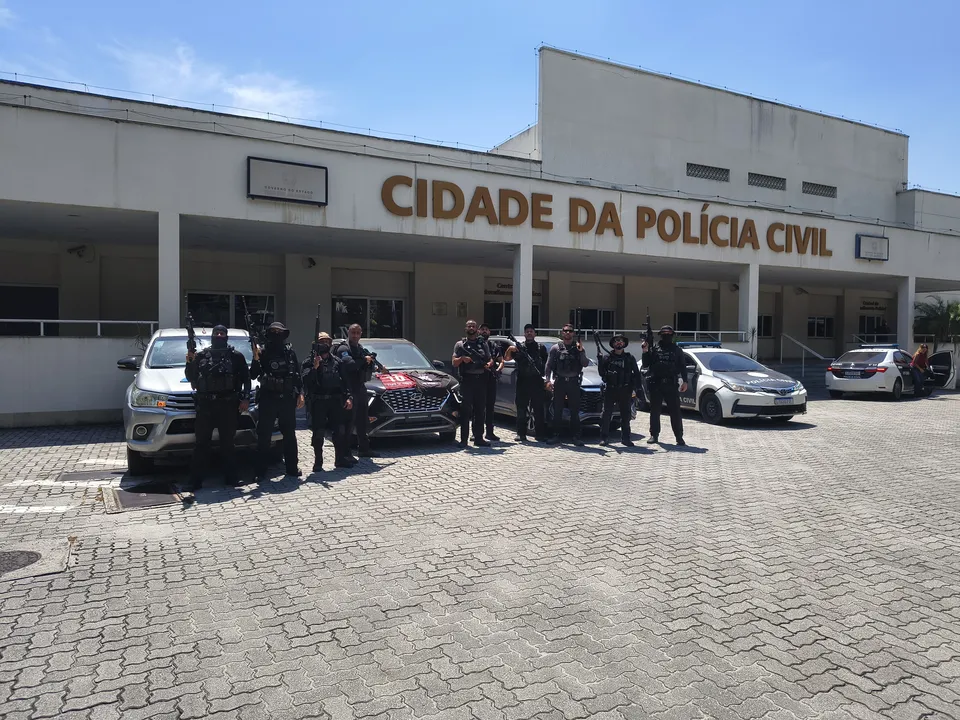 No interior dos veículos recuperados, os policiais encontraram camisas com inscrições como “Tropa do Rabicó”, “Pé G8” e “CPX Salgueiro”