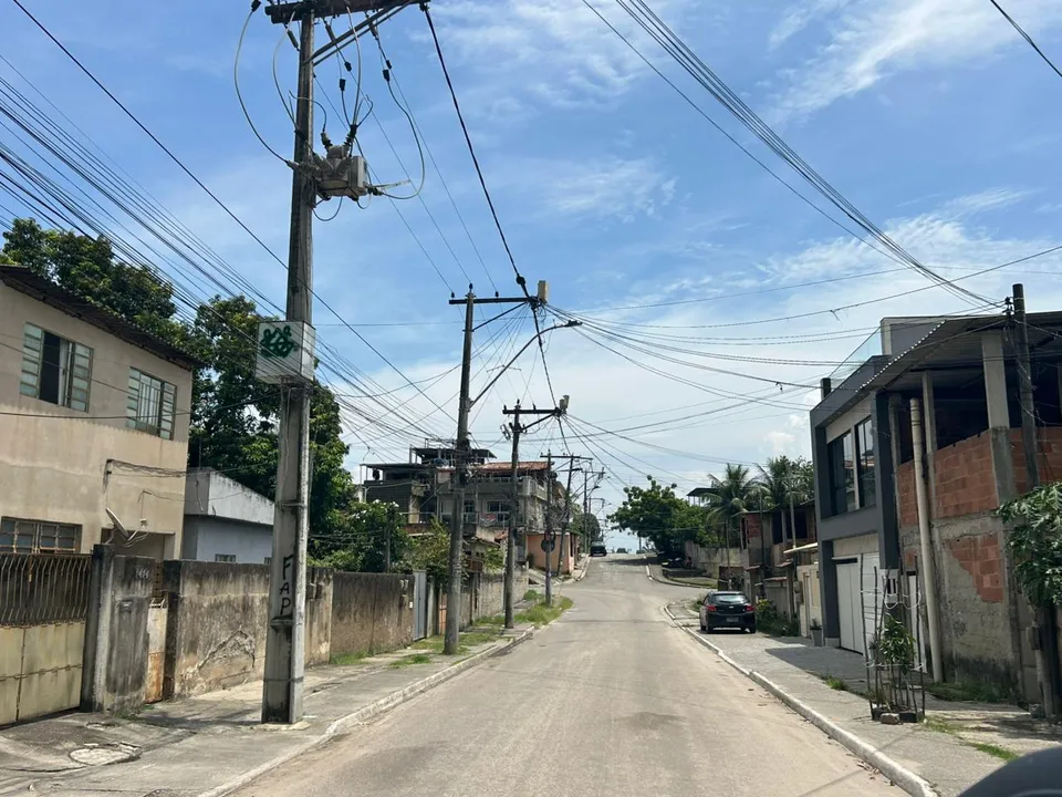 A área é apontada como sendo dominada pela facção criminosa Comando Vermelho