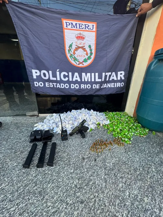 Com o acusado, de 37 anos, os policiais encontraram uma pistola Glock calibre 9mm com numeração raspada, além de 59 munições intactas, quatro carregadores de pistola, um rádio transmissor e material entorpecente
