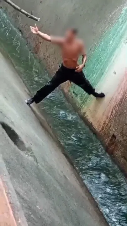 O homem foi resgatado por pessoas que passavam no local