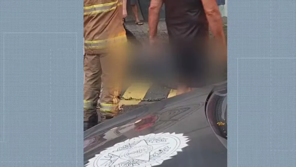 O Corpo de Bombeiros informou que foi acionado por volta das 17h30 para atender a uma ocorrência de queda de galho, mas, ao chegar ao local, constatou que a mulher já estava sem vida