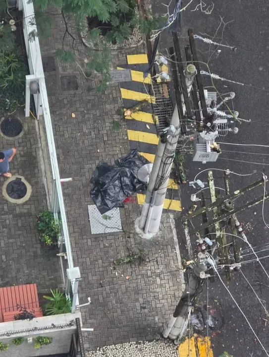 A Polícia Civil registrou o caso na 77ª DP (Icaraí), e solicitou perícia para esclarecer as circunstâncias da morte