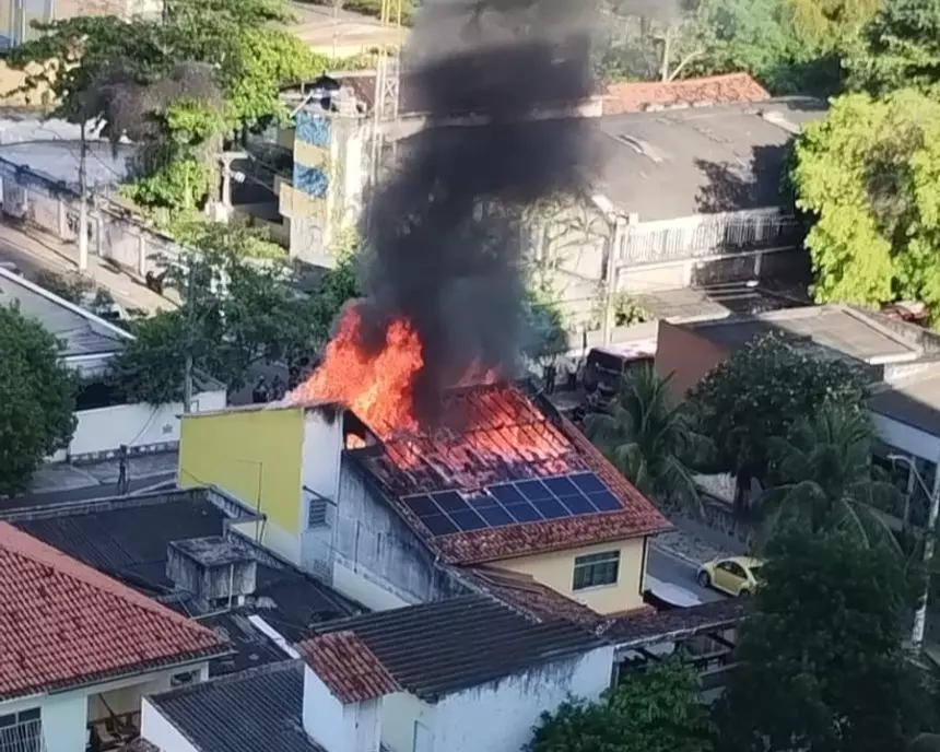 As chamas se concentraram principalmente no telhado, onde estavam instaladas placas de energia solar