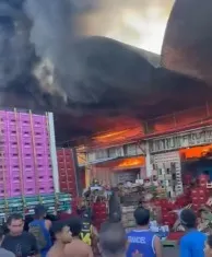 De acordo com o Corpo de Bombeiros, o incêndio foi controlado, mas ainda não há informações sobre vítimas