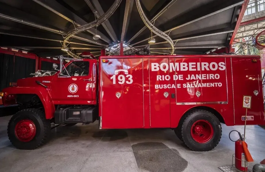 Equipes do Corpo de Bombeiros, de Niterói, foram acionadas e realizaram o trabalho de controle do fogo