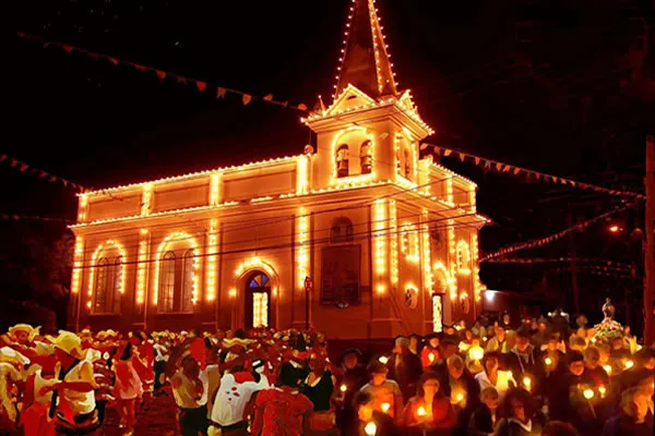 Dia de São João mobiliza centenas de fieis todos os anos no jardim que leva o nome do santo padroeiro de Niterói e tem também a secular catedral