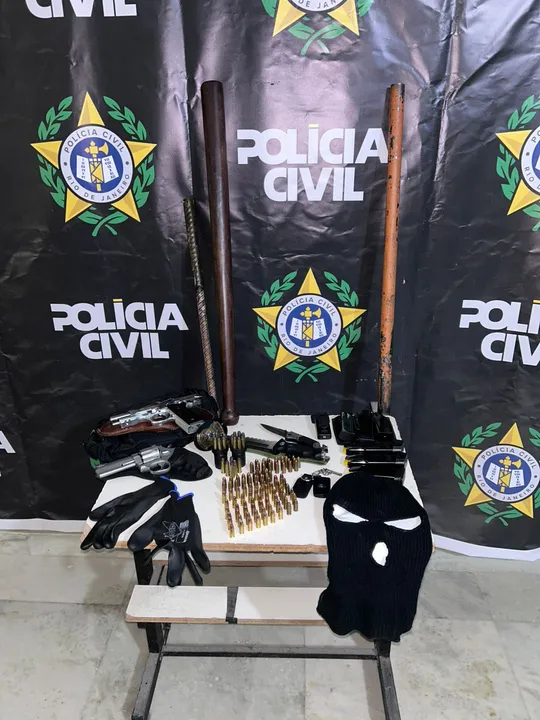 Segundo informações da Polícia Civil, agentes cumpriram um mandado de buscas na casa do suspeito e acabaram localizando as armas e munições