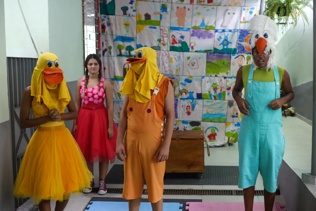 A apresentação teve como proposta despertar o interesse pela leitura desde a primeira infância