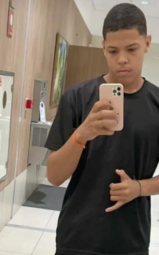 Depois de avisar ao pai que estava indo para casa, o jovem não foi mais visto