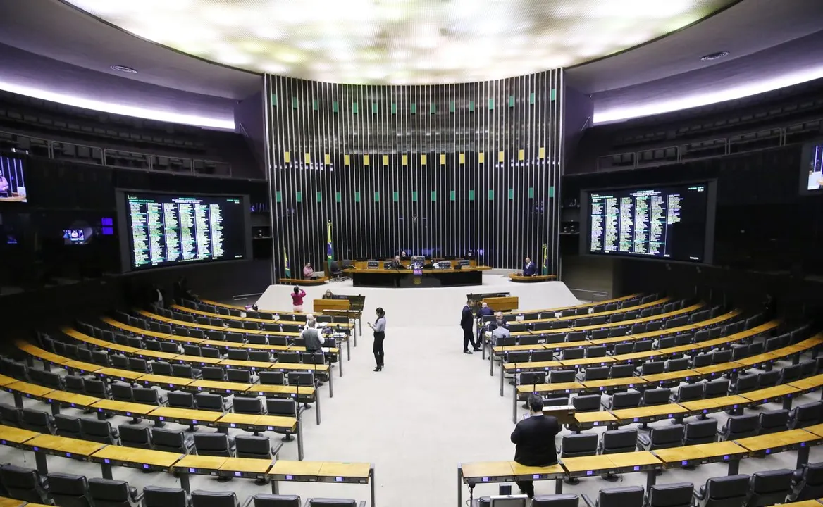 Deputados querem adiar em 10 anos o fim da escala 6x1