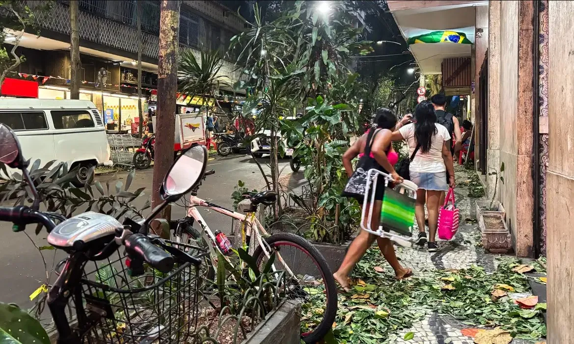 A ventania provocou cinco desabamentos no estado, entre eles um muro na zona sul da cidade do Rio