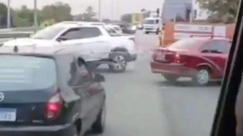 Veículos precisaram voltar na contramão na BR-10