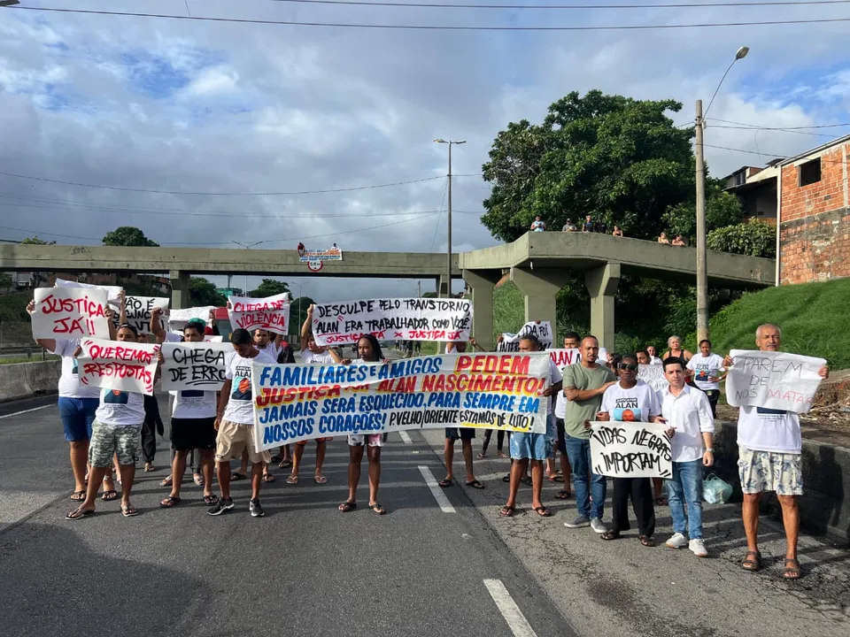 Protesto interrompeu o tr´^ansito na BR-101, na altura do bairro do Gradim