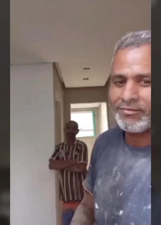 Edivan Felipe de Assis (ao fundo) e Marcelo da Cruz Silva (à frente), mortos no Jardim Catarina