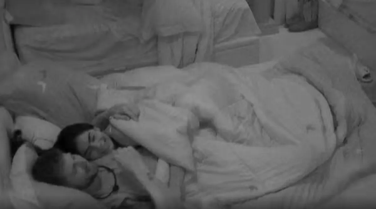 Marciele convida Jonas para dormirem de conchinha