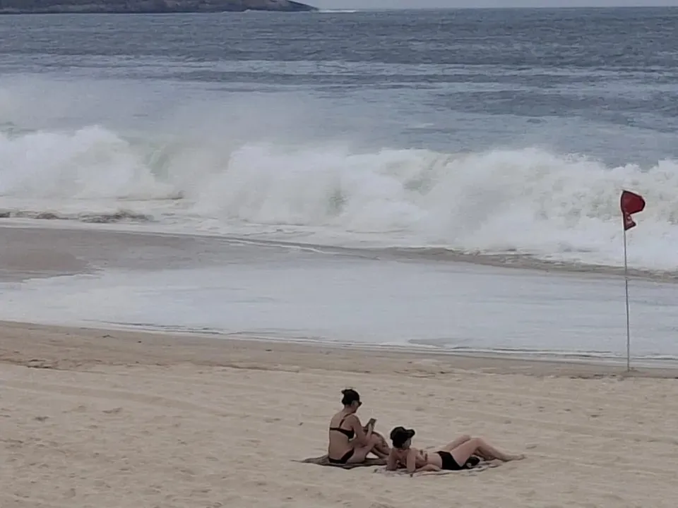 As ondas podem atingir 3 metros. Prefeitura recomenda não entrar no mar neste período
