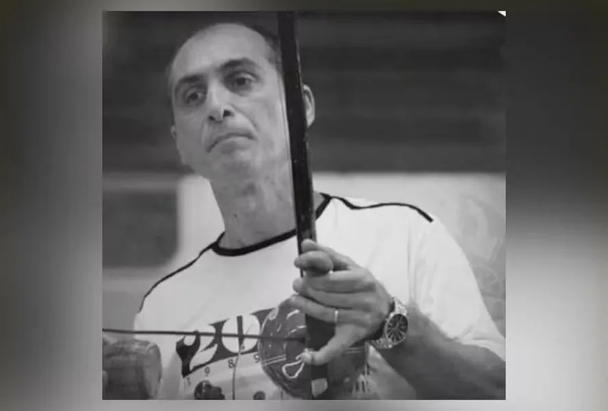 Mestre Sabiá iniciou sua carreira de capoeira nas ruas de Niterói e se formou no Grupo Senzala