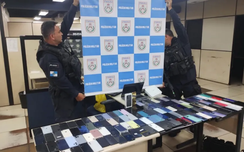 Ao todo, 130 celulares foram apreendidos com dupla