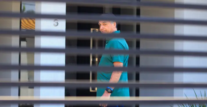 Bolsonaro foi condenado na Ação Penal (AP) 2668 a 27 anos e três meses de prisão pela prática dos crimes de organização criminosa armada, abolição violenta do Estado de Direito, golpe de Estado, dano qualificado ao patrimônio público e deterioração de patrimônio tombado