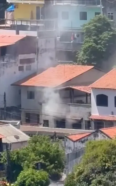 A suspeita teria despejado gasolina na área interna e externa da casa