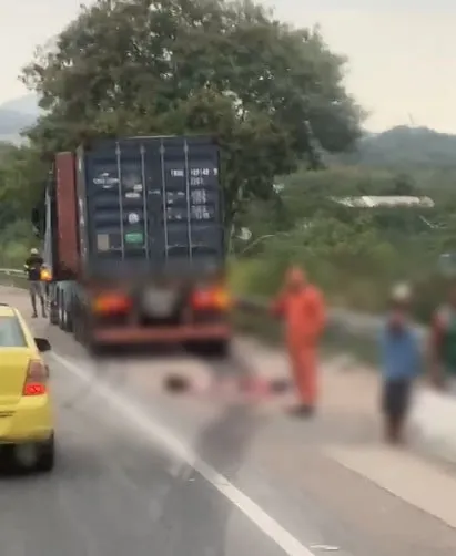 Mulher foi atingida por um caminhão