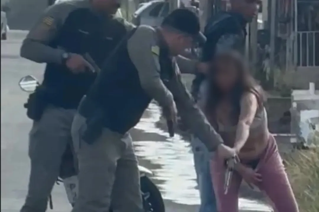 Mulher tira pistola calibre 9mm de dentro das calças durante abordagem policial em Goiás