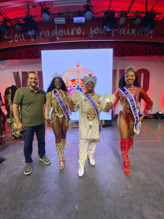 Presidente da Neltur, André Bento, com o os eleitos no Carnaval de 2026