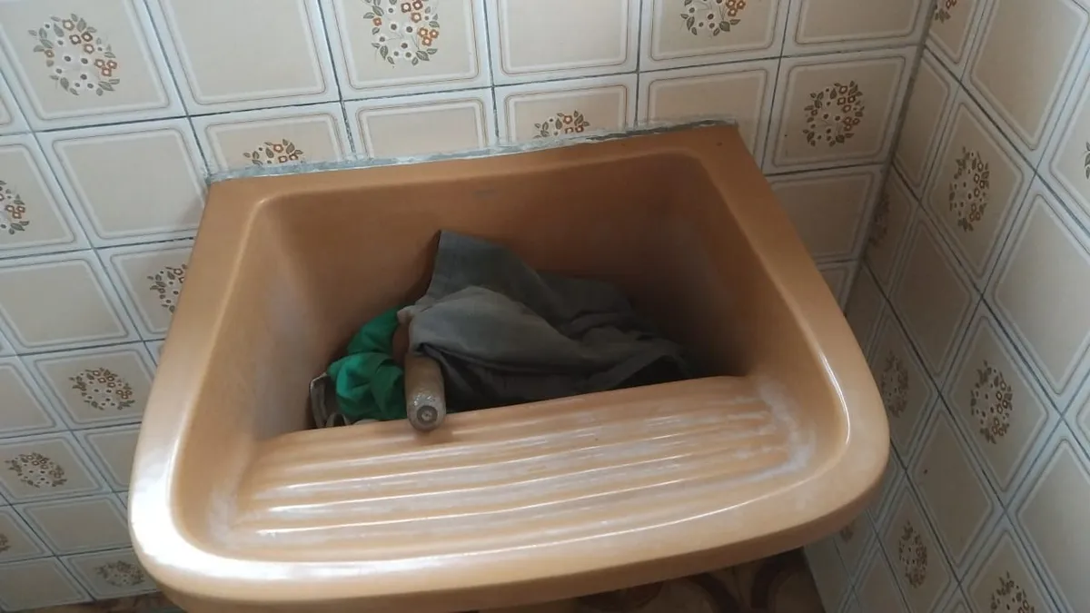 Tanque com roupas encardidas por conta da falta de água