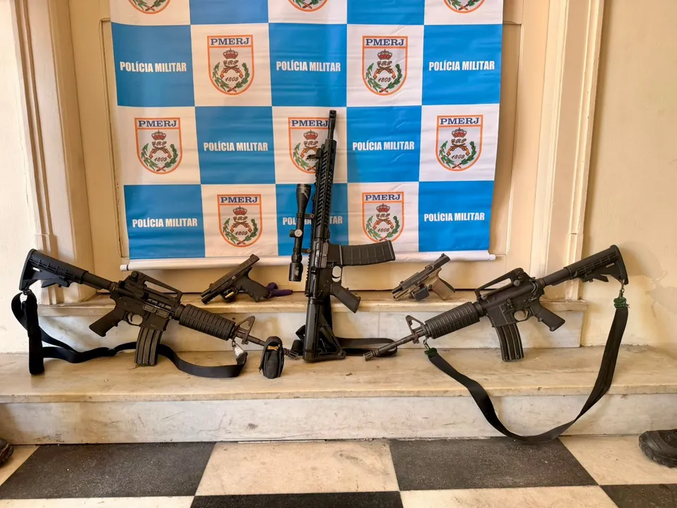 Armas de grosso calibre, granadas e munições foram apreendidas pela Polícia Militar durante a operação no Morro do Estado