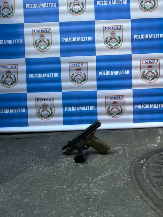 Agentes apreenderam uma arma com os suspeitos