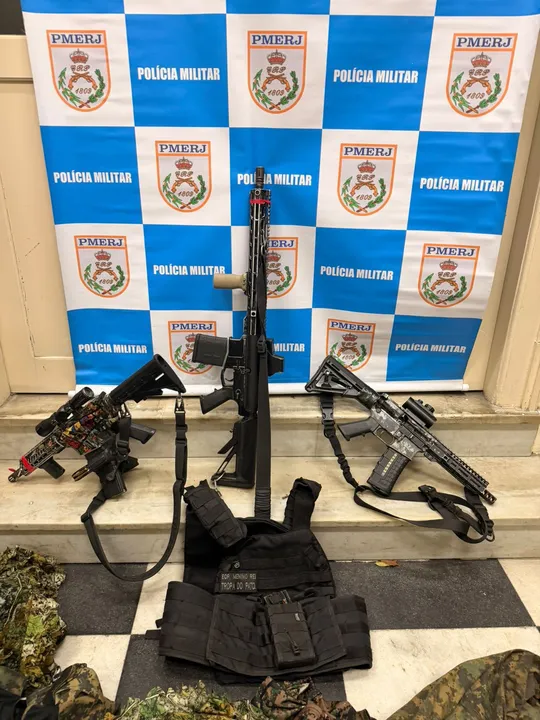 Os militares também apreenderam três fuzis, um de calibre 762 e dois, 556