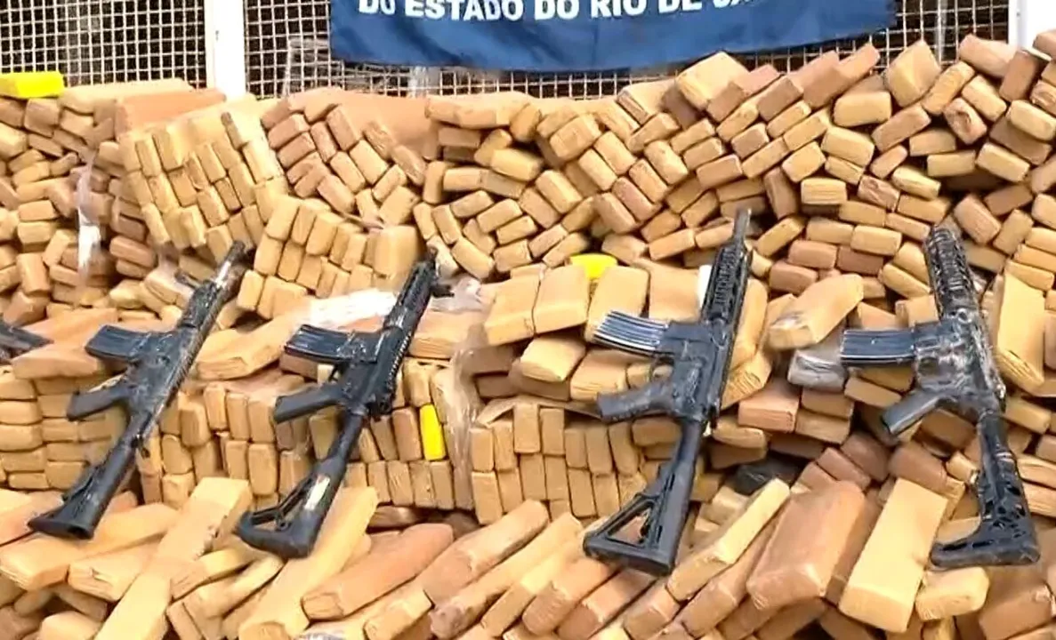 As 48 toneladas de maconha e a maior parte das armas foram localizadas com o auxílio de cães farejadores