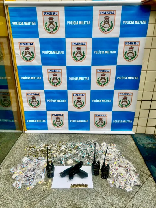 A arma, as drogas e o material apreendido