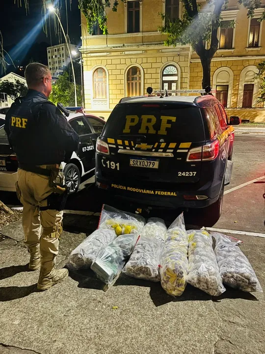 Na revista, foram localizadas cinco sacolas plásticas, três no banco traseiro e duas no porta-malas, contendo material entorpecente