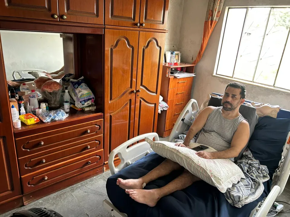 Hoje, mais de um ano após a lesão, Anderson já consegue sentar praticamente sozinho na cama, tem controle de tronco, movimenta alguns dedos dos pés com muito esforço