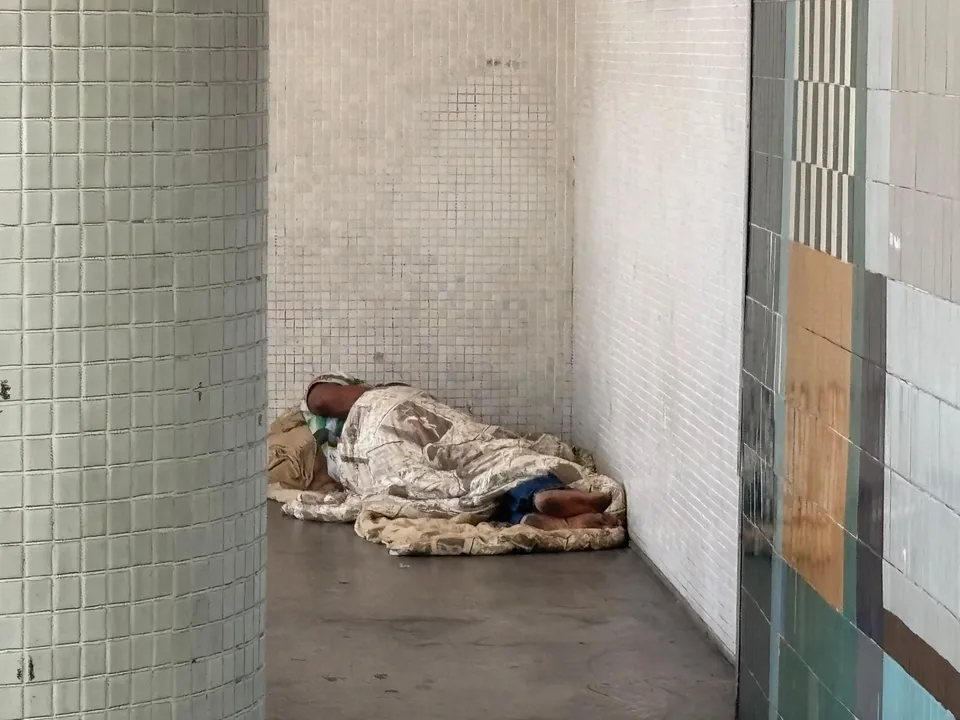 Pessoas em situação de rua são flagradas dormindo nas dependências do Terminal Rodoviário Roberto