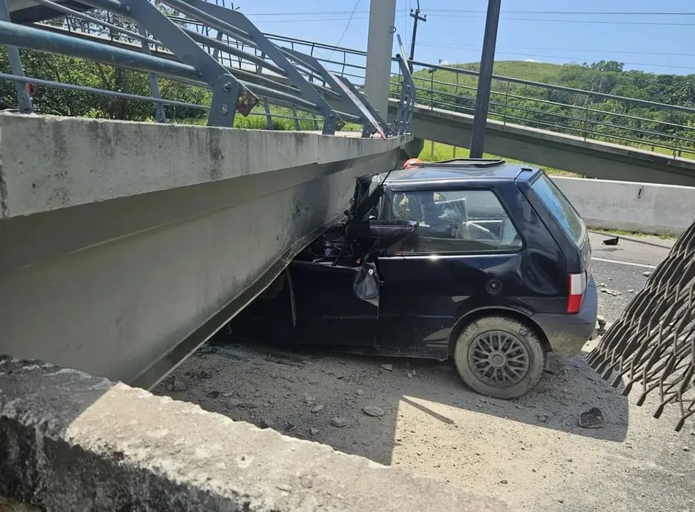 O acidente ocorreu no sentido Rio de Janeiro, mas o impacto afetou ambos os fluxos de tráfego
