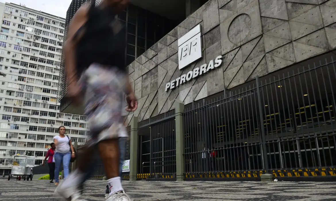 A estatal explicou que o movimento de baixa no preço foi possível por causa da “atenuação” dos efeitos que o conflito no Oriente Médio