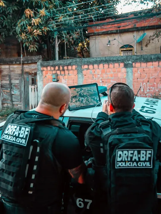 Com os drones, a Polícia Civil consegue realizar levantamentos de inteligência, buscas por criminosos, acompanhamento de operações em tempo real e coleta de provas visuais